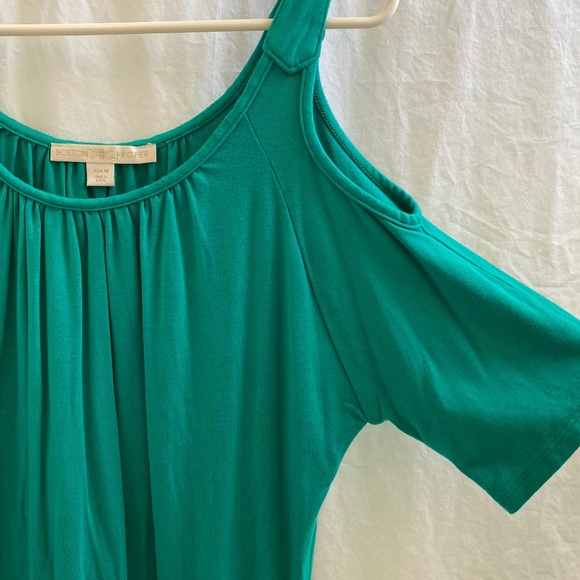 Women's Top Cold-Shoulder  Size: Medium - Picture 5 of 7